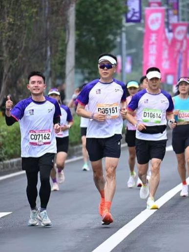 炒股配资行情 60岁“网红书记”高洪波卸任后参加马拉松，同荣昌跑友合影